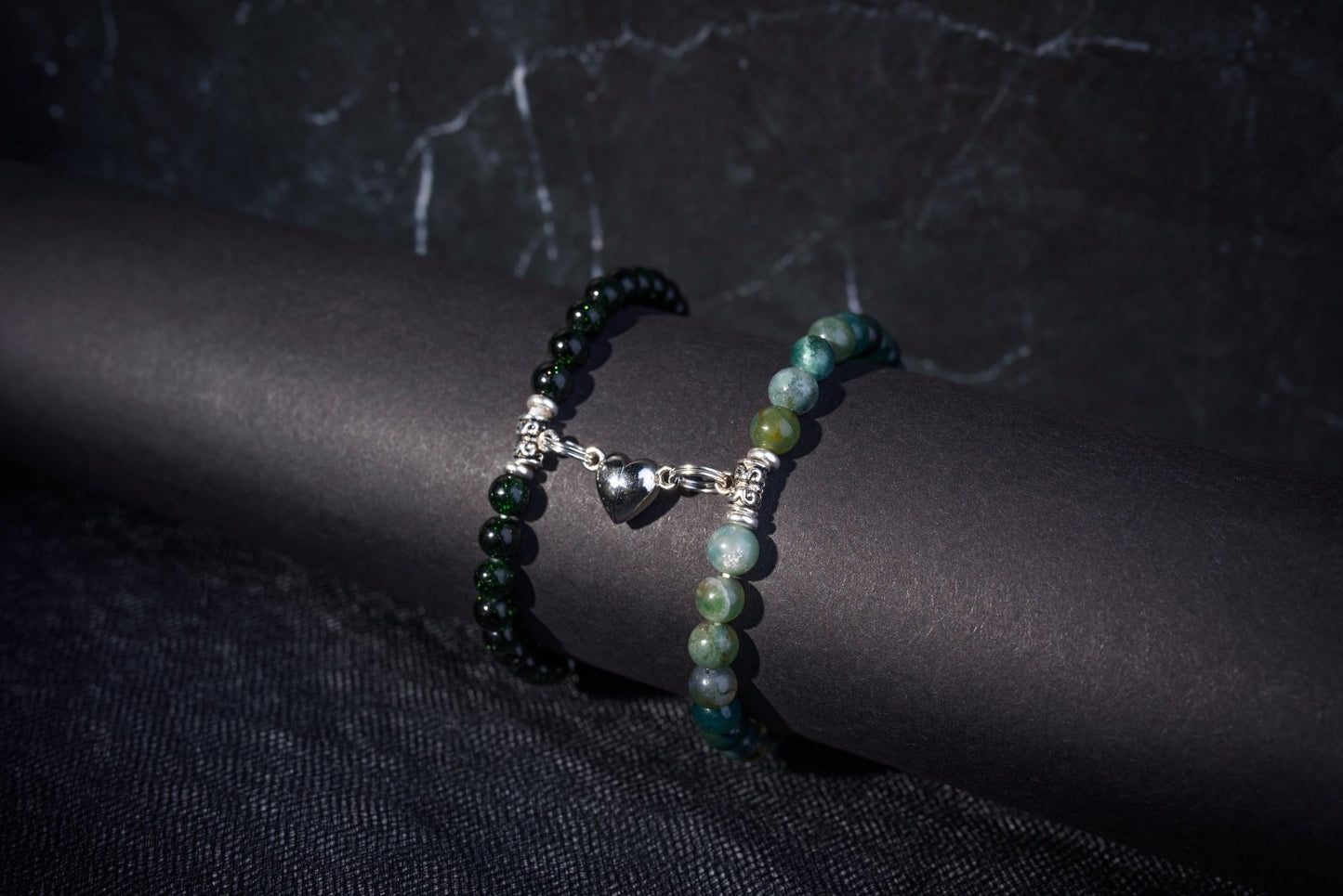 चांदी के साथ ग्रीन गोल्डस्टोन ब्रेसलेट - दिल के साथ संबंध