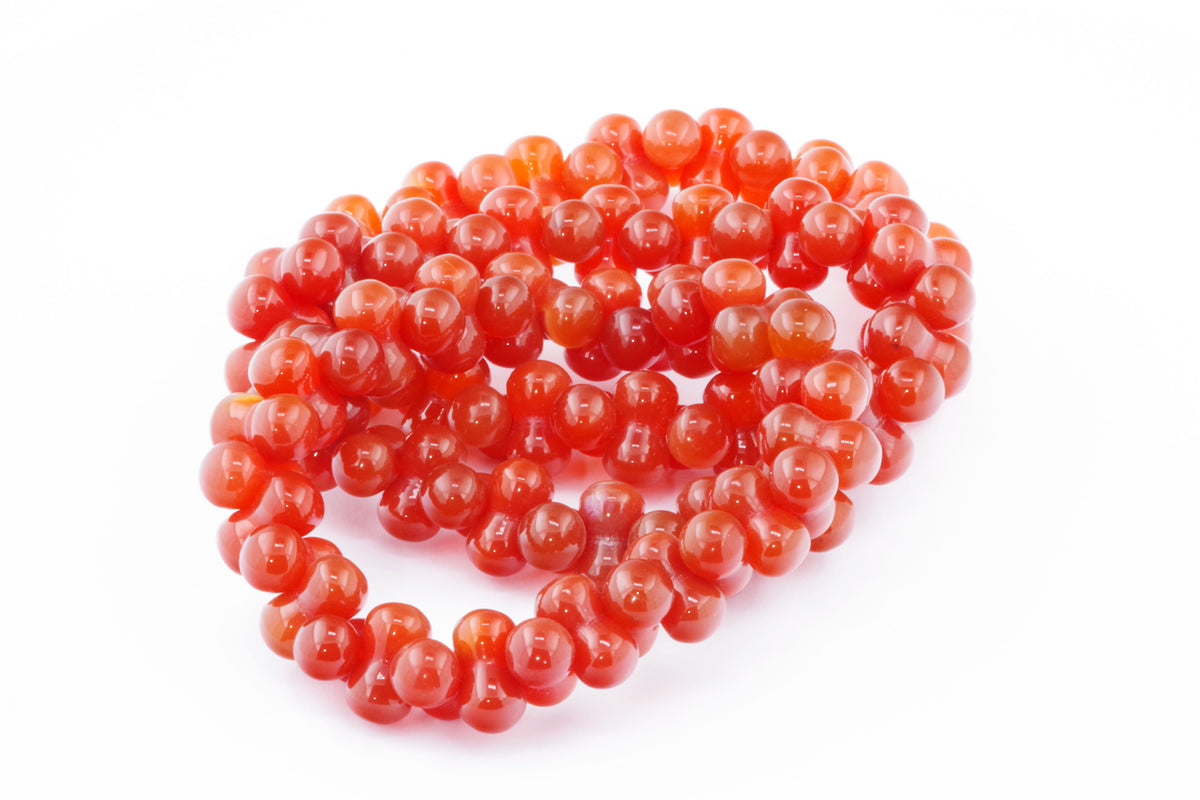 Carnelian bracelet – DNA featuring polished natural carnelian gemstone beads in vibrant orange-red hues, ideal for crystal jewellery lovers seeking healing and grounding energy.