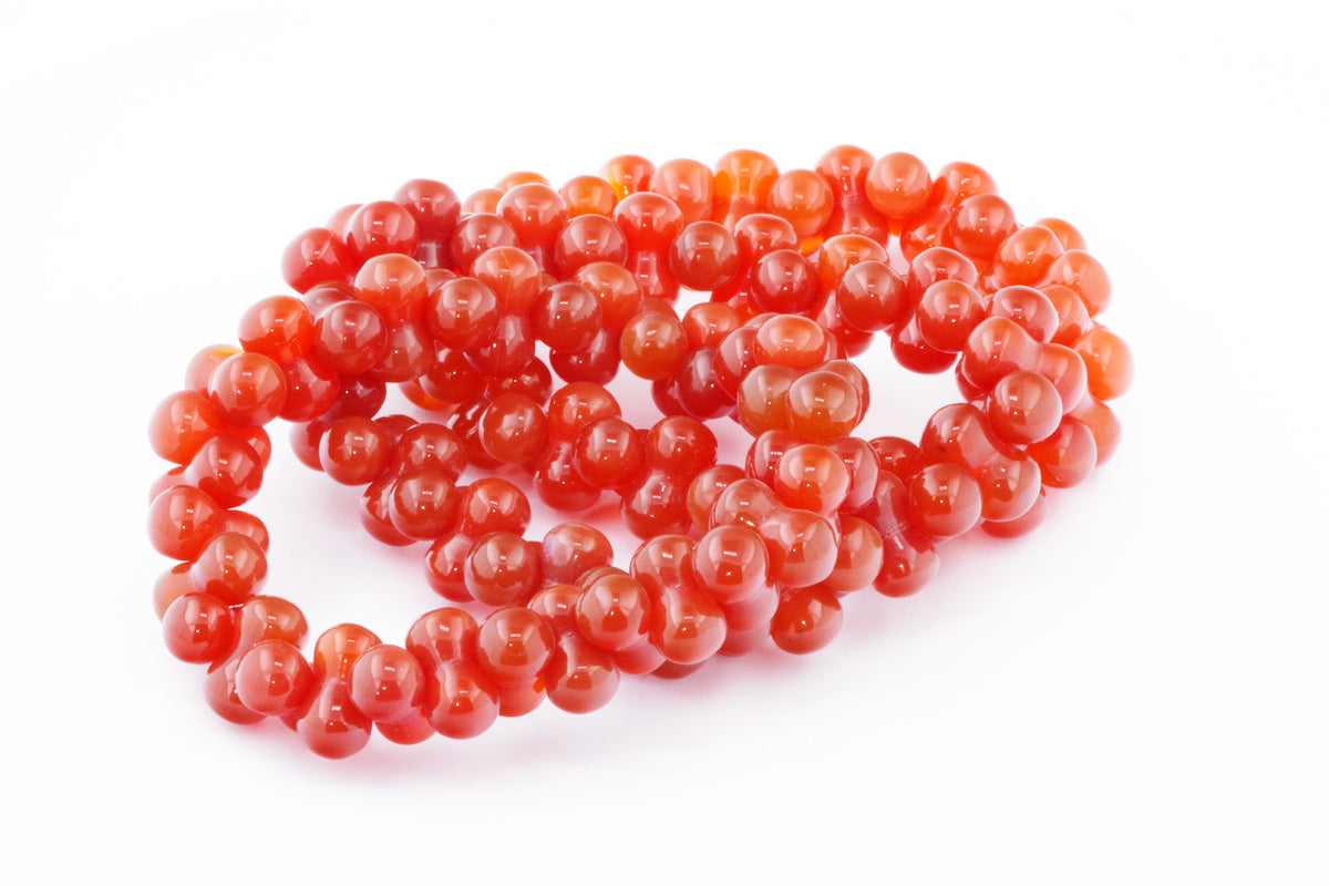 Carnelian bracelet – DNA featuring polished round carnelian beads in vibrant red-orange hues, showcasing natural crystal jewellery perfect for healing and energy balancing.
