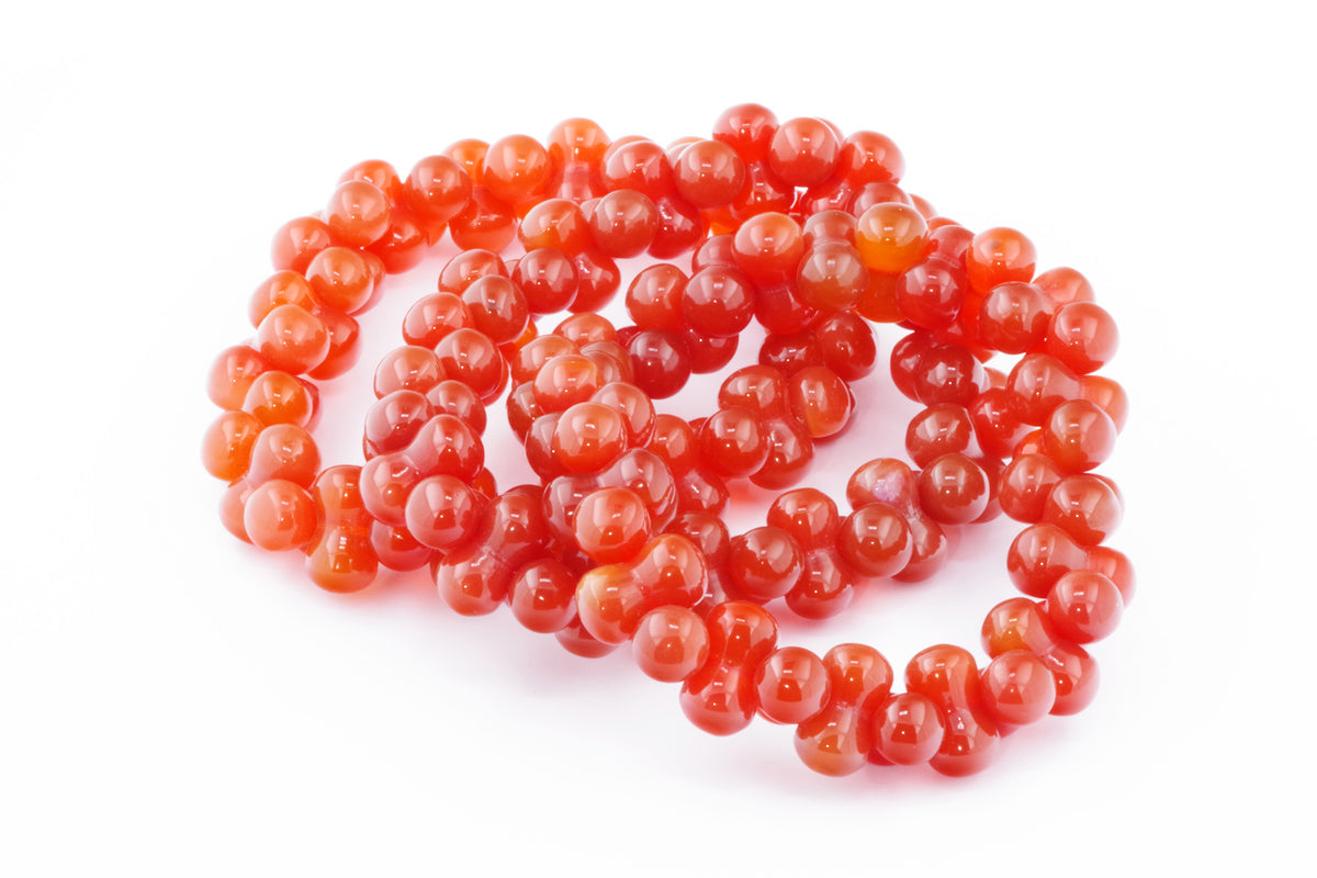 Carnelian bracelet – DNA featuring polished round carnelian gemstones in vibrant shades of orange and red, designed as a healing crystal bracelet for energy and grounding.