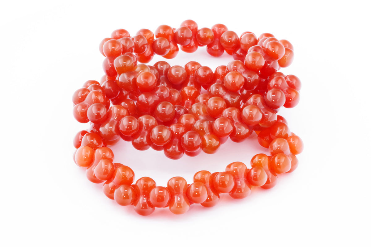 Carnelian bracelet – DNA made of polished round carnelian gemstones in a vibrant orange-red color, designed as a unique crystal bracelet for natural healing and energy.