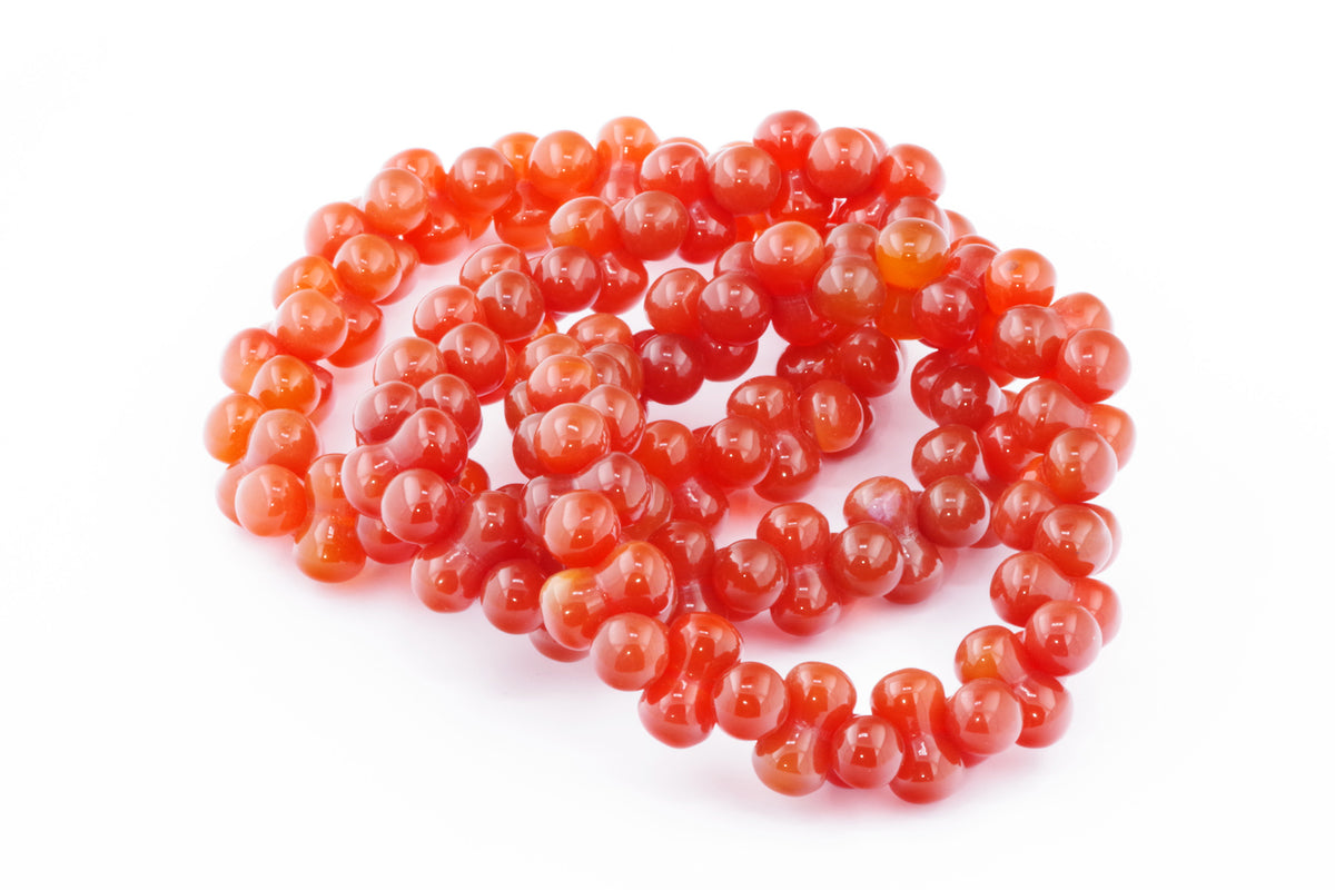 Carnelian bracelet – DNA featuring polished round carnelian gemstone beads in vibrant orange-red tones, ideal as a natural crystal accessory for healing and energy.
