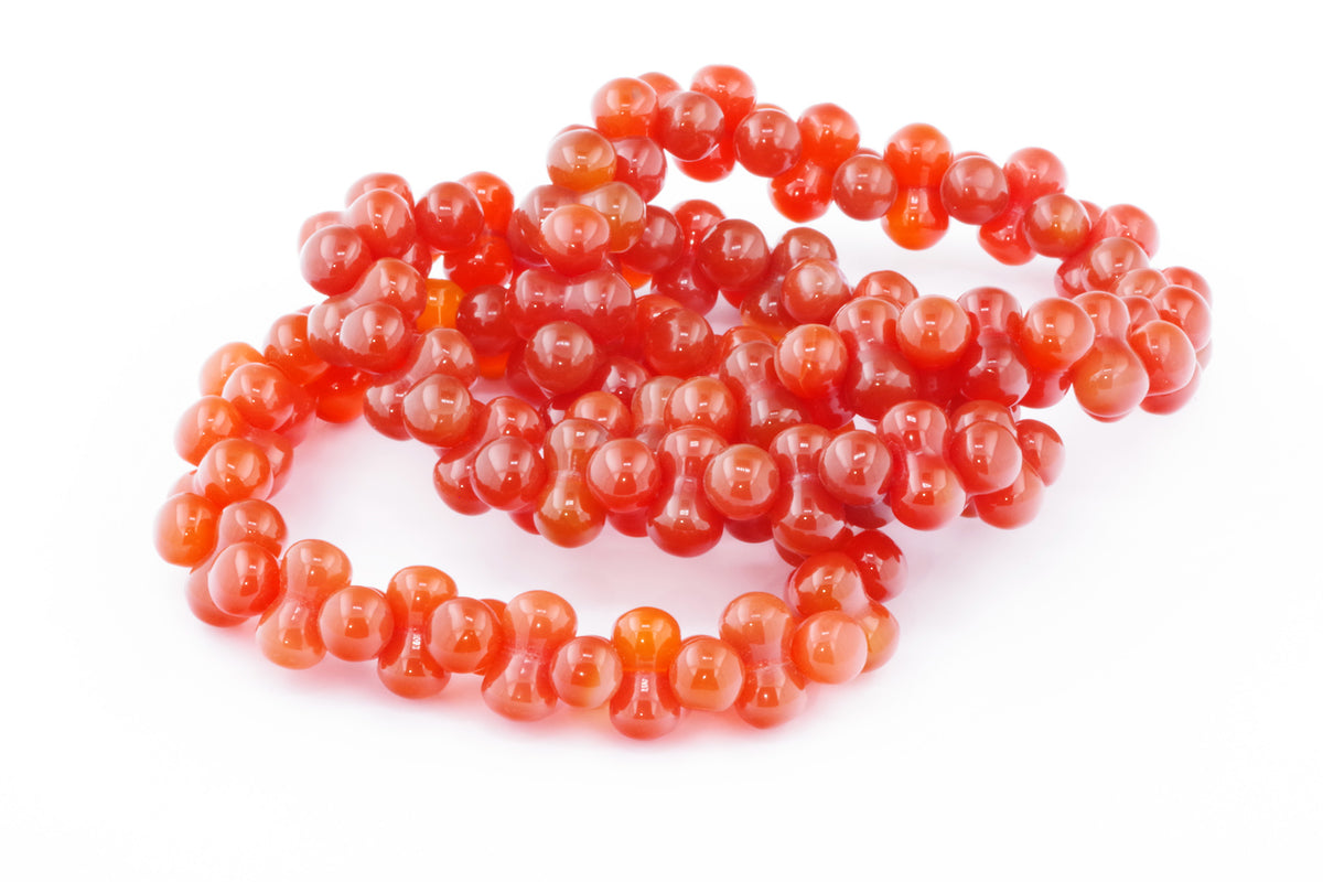 Carnelian bracelet – DNA featuring polished carnelian gemstone beads with a rich orange-red hue, designed for natural crystal enthusiasts and crystal jewellery lovers.