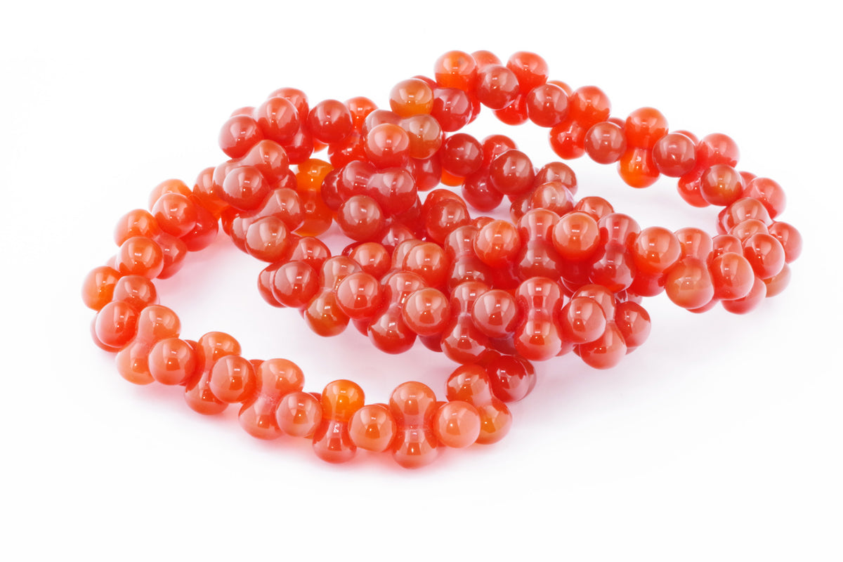 Carnelian bracelet – DNA featuring polished natural carnelian beads in a warm orange-red color, highlighting the beauty of gemstone jewellery for healing and energy.