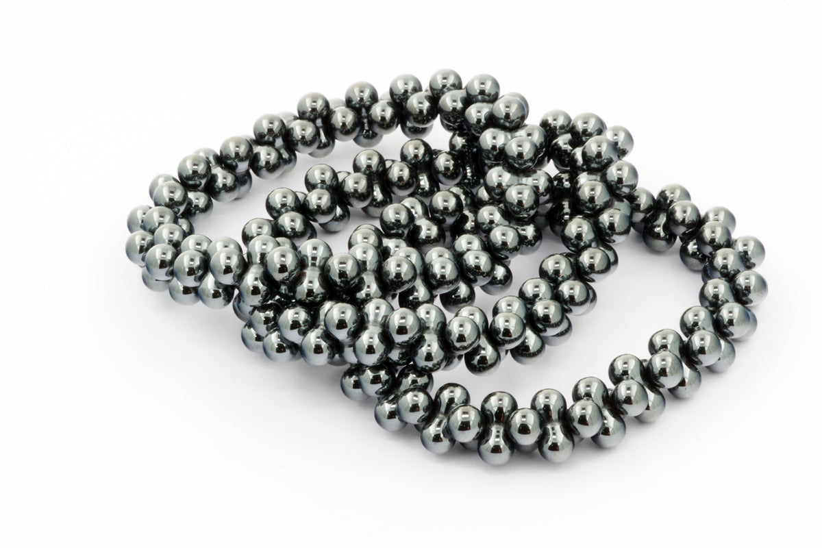Hematite bracelet – DNA made of polished natural hematite beads, showcasing smooth, reflective dark gray crystals strung together in an elegant crystal bracelet design.