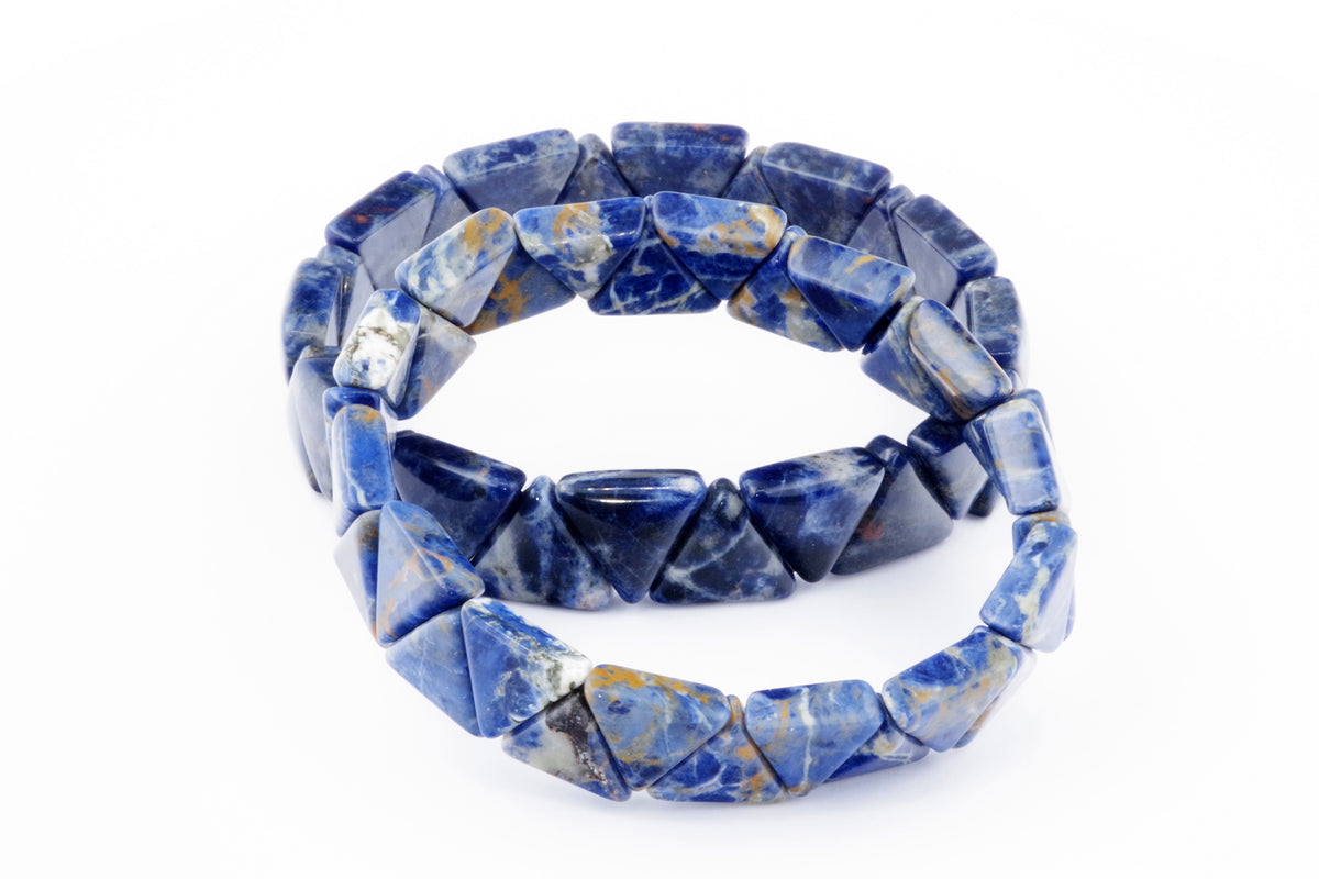 Sodalite bracelet – Triangle featuring polished natural sodalite gemstones shaped into blue and white triangular beads, perfect as crystal jewellery for healing and meditation.