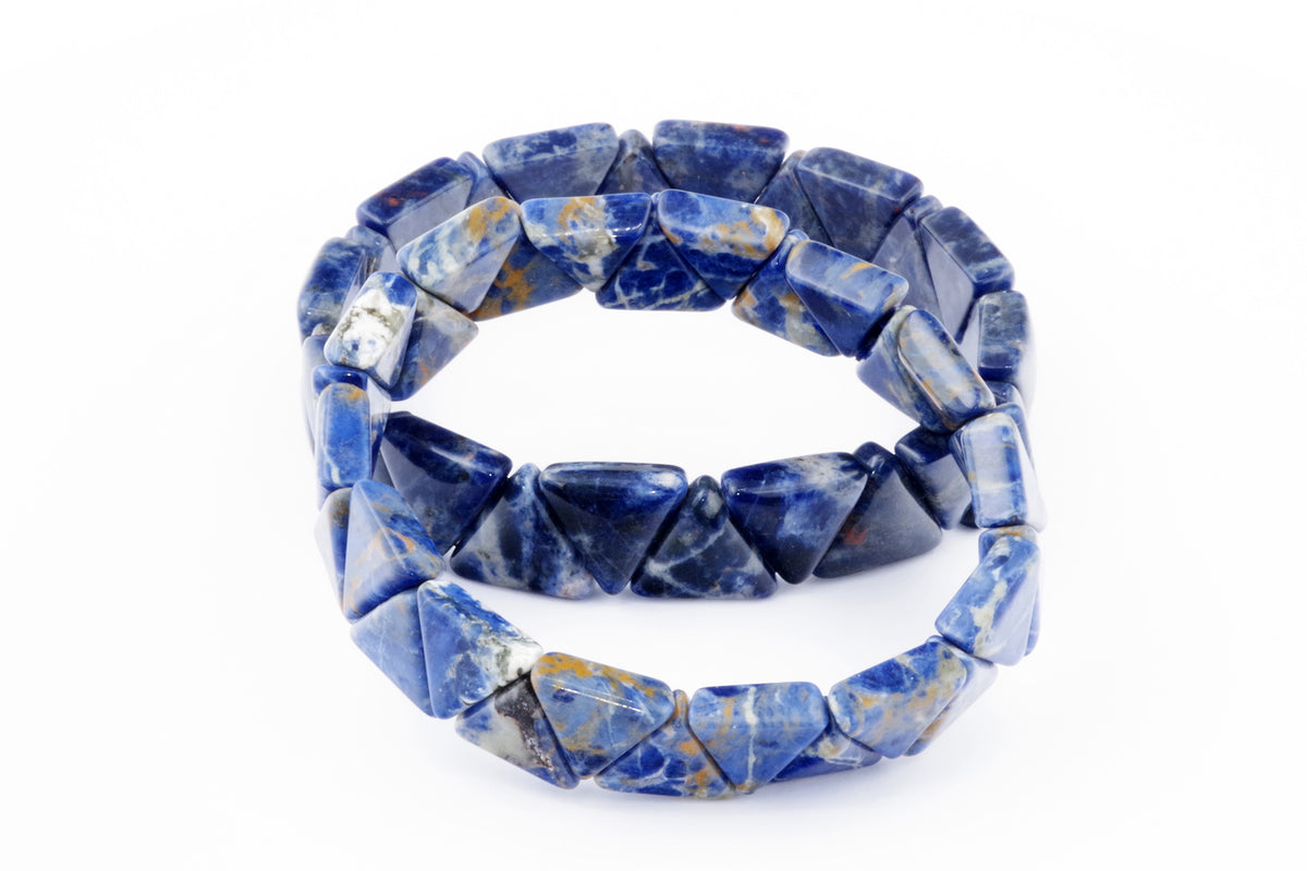 Sodalite bracelet – Triangle featuring polished blue sodalite gemstones cut into triangular shapes, showcasing natural crystal patterns and rich deep blue hues.