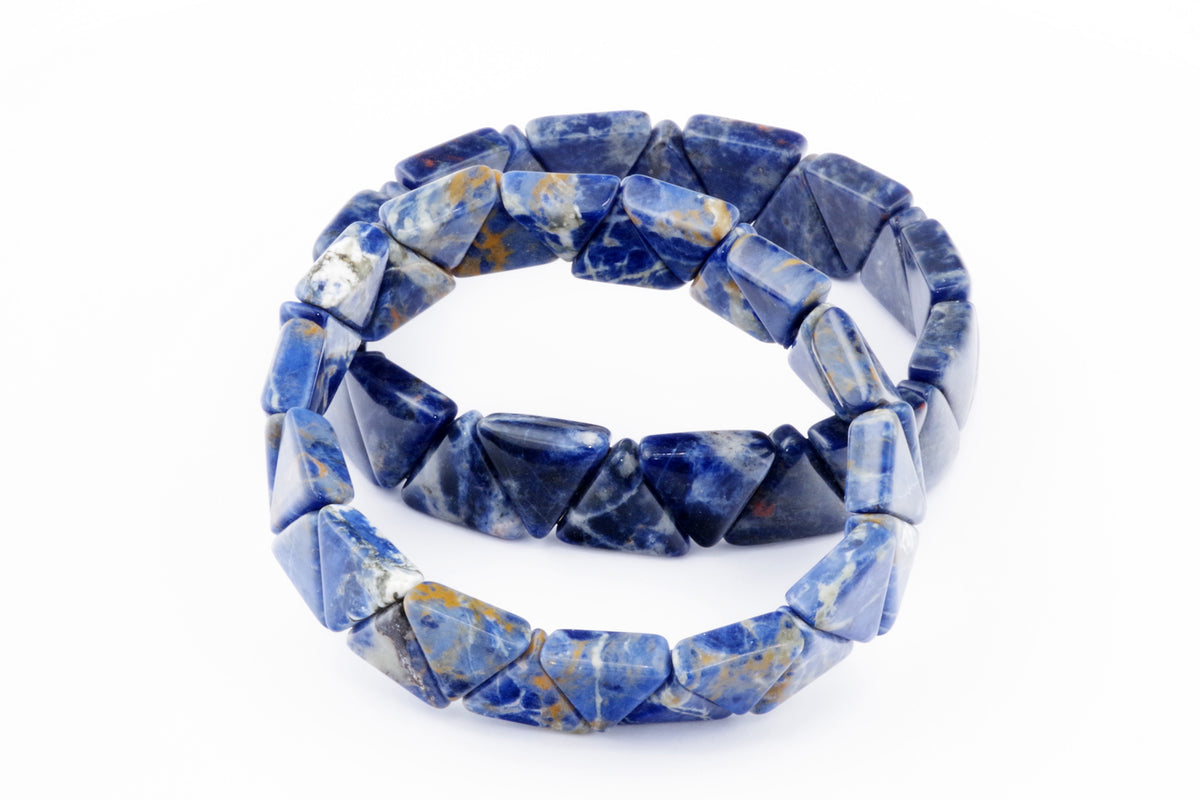 Sodalite bracelet – Triangle featuring polished blue and white natural crystals shaped into triangular beads, perfect as a unique crystal jewellery piece for healing and meditation.