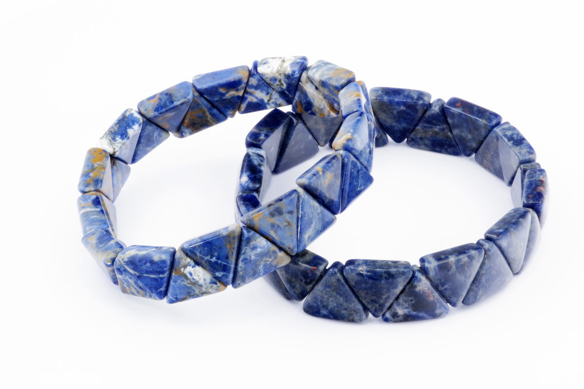 Sodalite bracelet – Triangle featuring polished natural sodalite gemstones cut into triangular shapes, showcasing deep blue hues with white and brown mineral patterns in a crystal bracelet design.