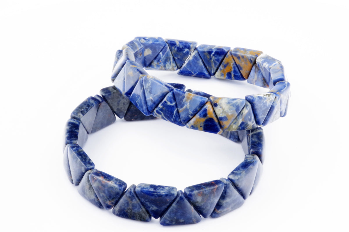 Sodalite bracelet – Triangle featuring polished natural sodalite gemstones shaped into triangular beads, showcasing deep blue and white crystal patterns in a stylish crystal bracelet design.
