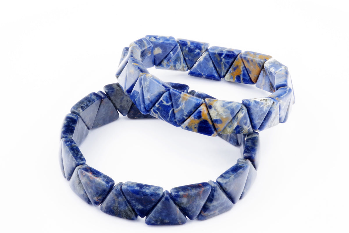 Sodalite bracelet – Triangle featuring polished natural sodalite gemstones cut into triangular shapes, showcasing deep blue and white mineral patterns in crystal jewellery form.
