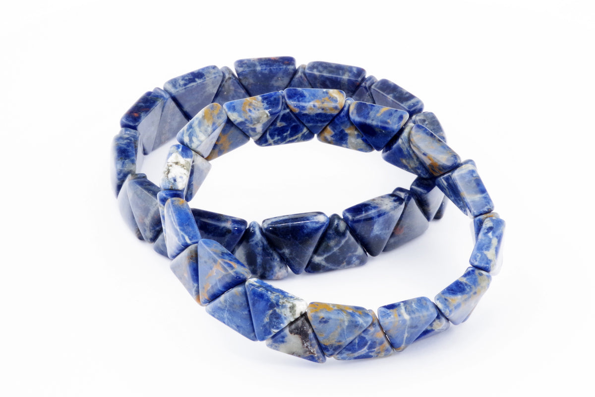 Sodalite bracelet – Triangle featuring polished blue sodalite gemstone beads shaped into triangles, showcasing natural crystalline patterns and mineral textures in a stylish crystal jewellery design.