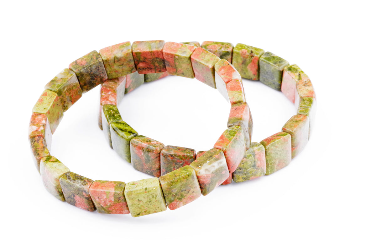 Two Unakite bracelet – Square bracelets made of polished natural crystals in green and pink hues, arranged in a circular pattern on a white background.