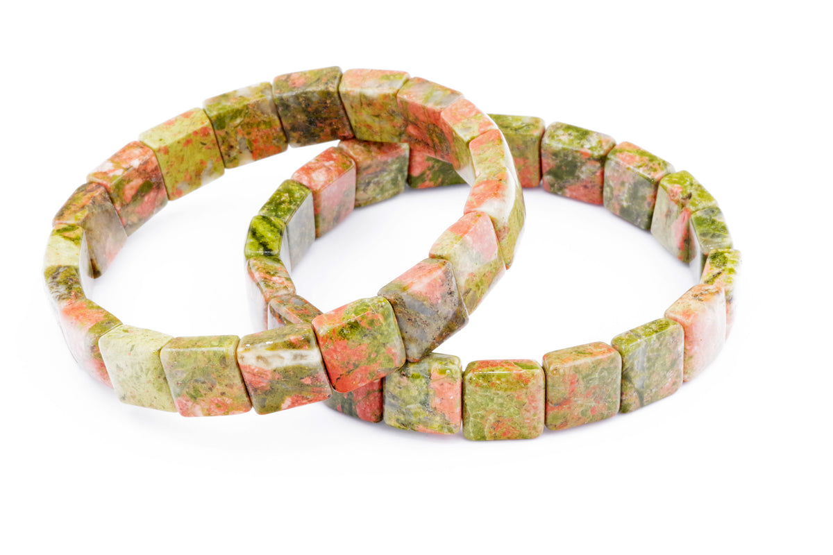 Unakite bracelet – Square featuring polished natural crystal gemstones in green and pink tones, designed as square beads on an elastic band for comfortable wear.