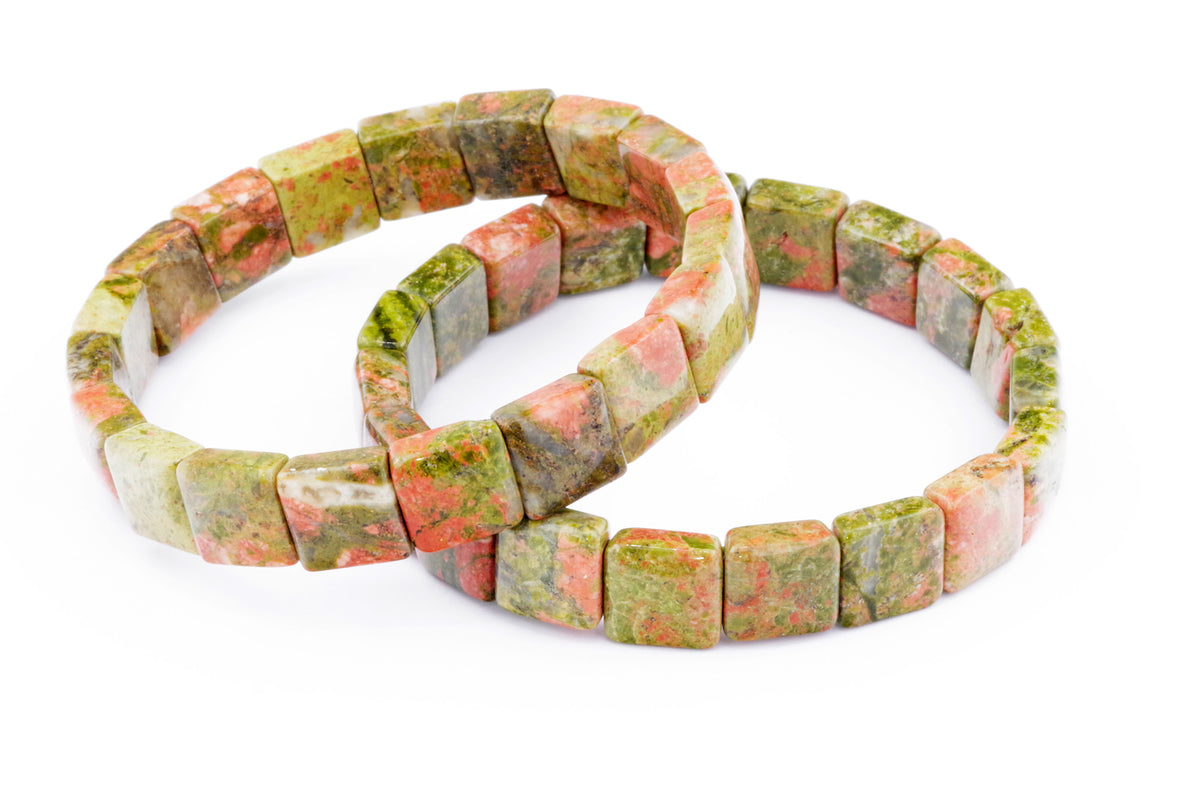 Unakite bracelet – Square composed of polished natural crystal gemstones in shades of green and pink, arranged in square beads for a stylish crystal bracelet accessory.