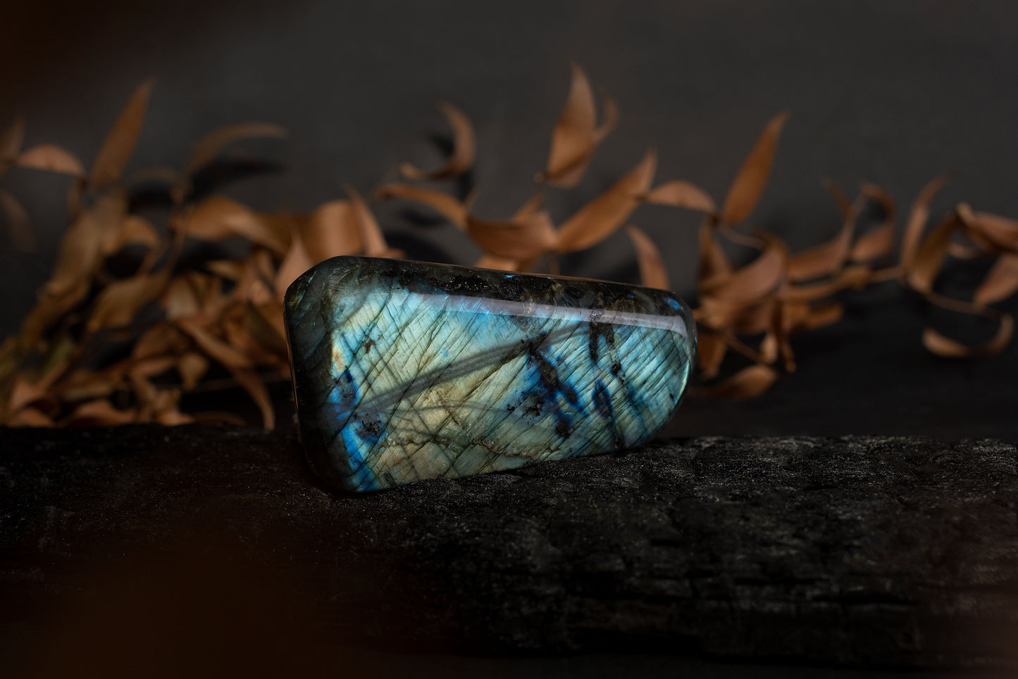 Labradorite – 0.25 - 0.75 kg. - www.Crystals.eu