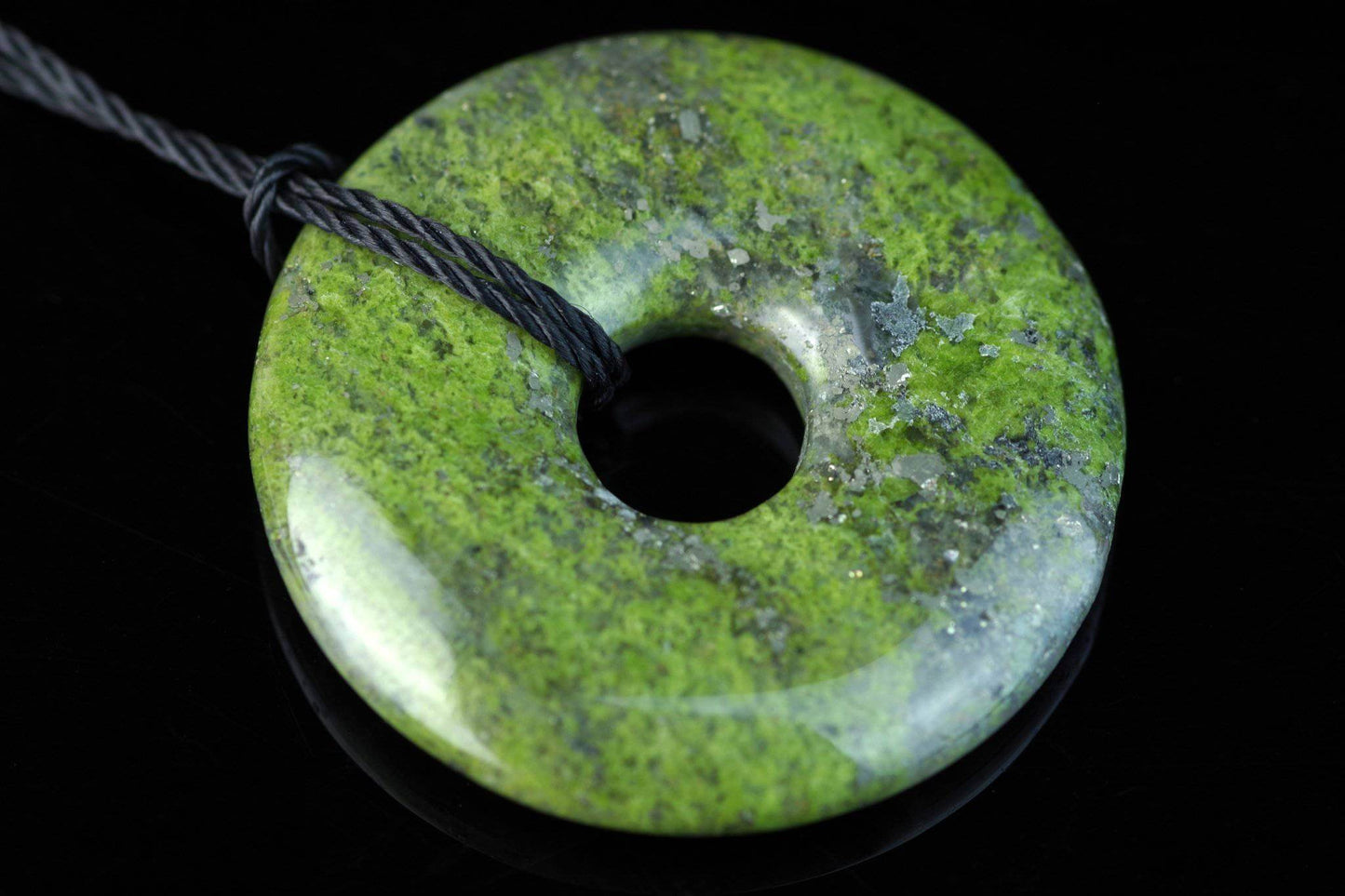 Epidote pendant – Donut 30mm