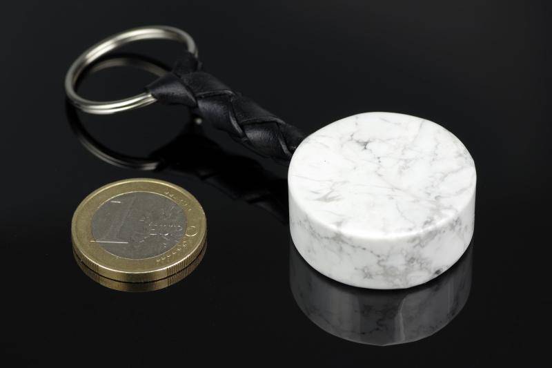 Howlite keychain – Leather