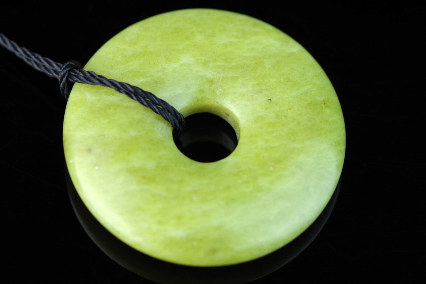 Lizardite pendant – Donut 30mm