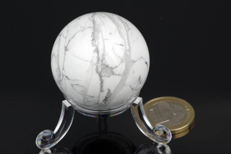 Howlite sphere – 40mm - www.Crystals.eu