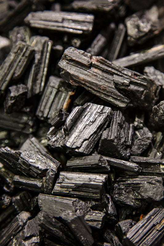 Tourmaline (Schorl): The Gate of Quiet — A Legend of the Umbra Column