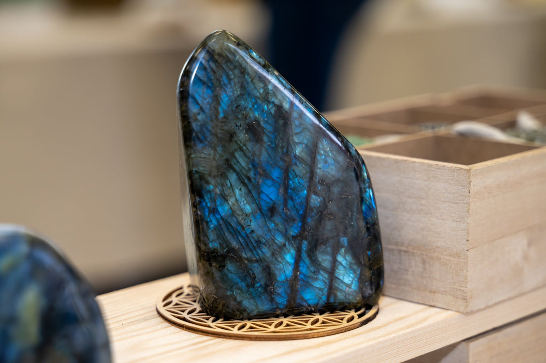 Labradorite: Grading & Localities
