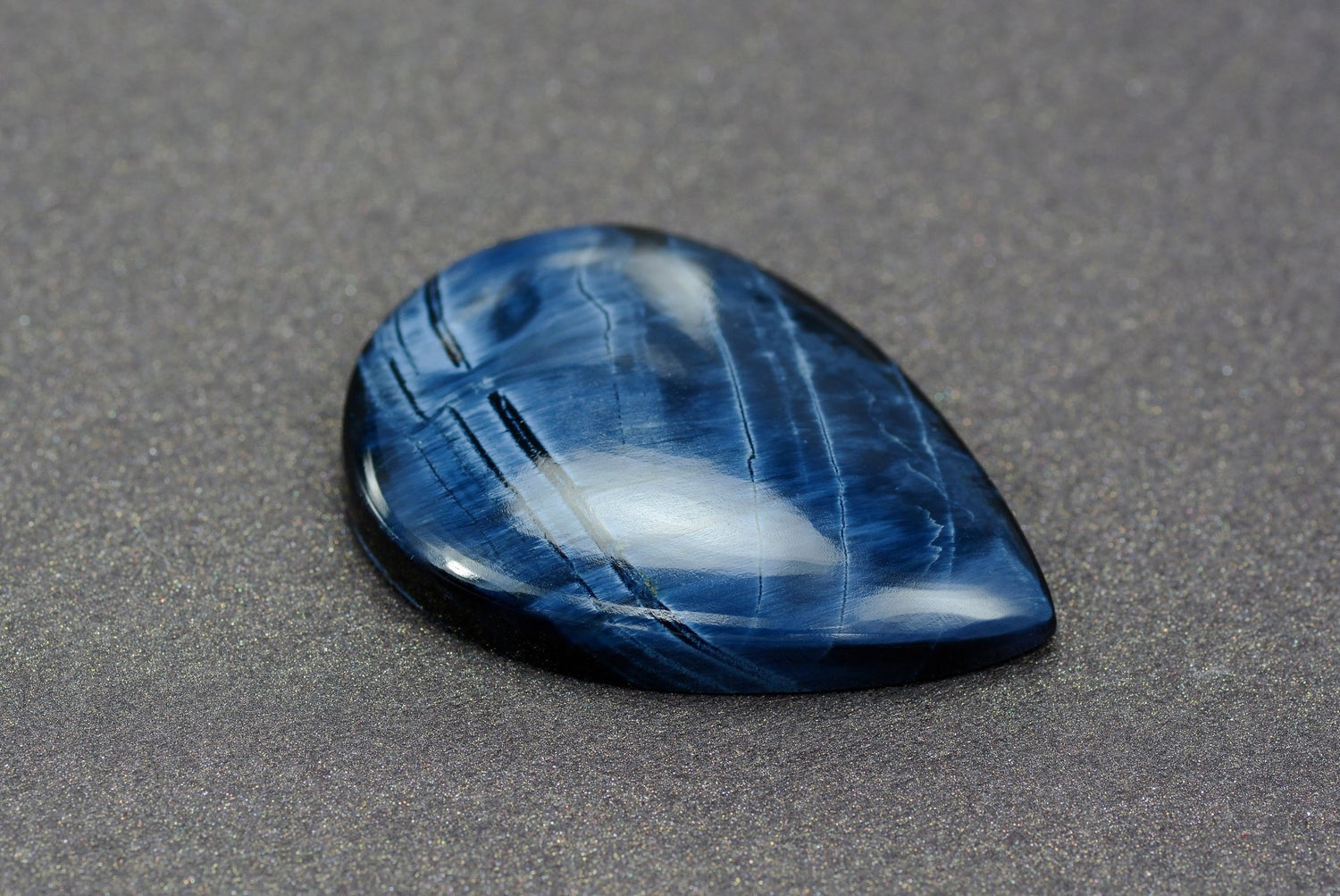 Falcon eye - Blue tiger eye - www.Crystals.eu