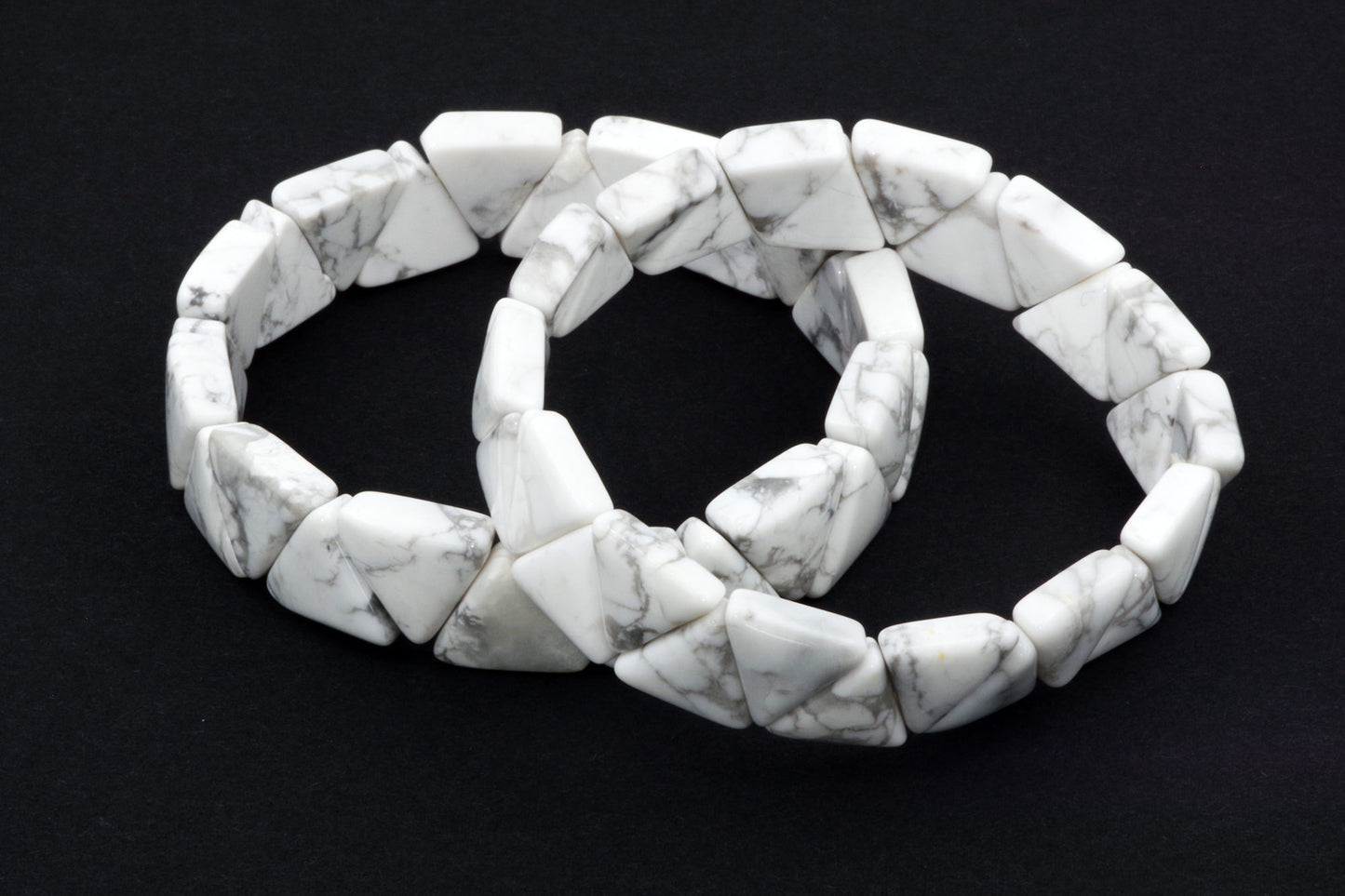 Howlite bracelet – Triangle