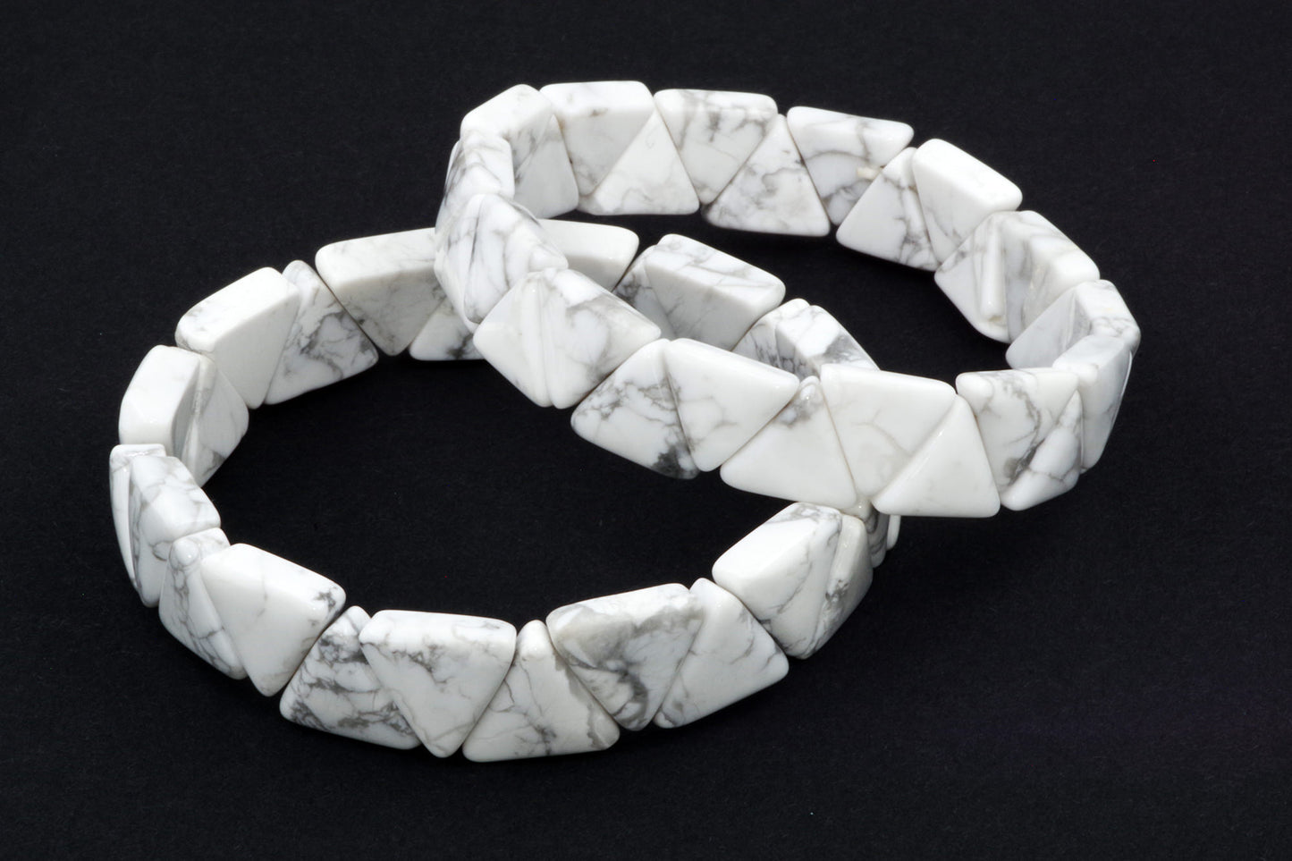 Howlite bracelet – Triangle