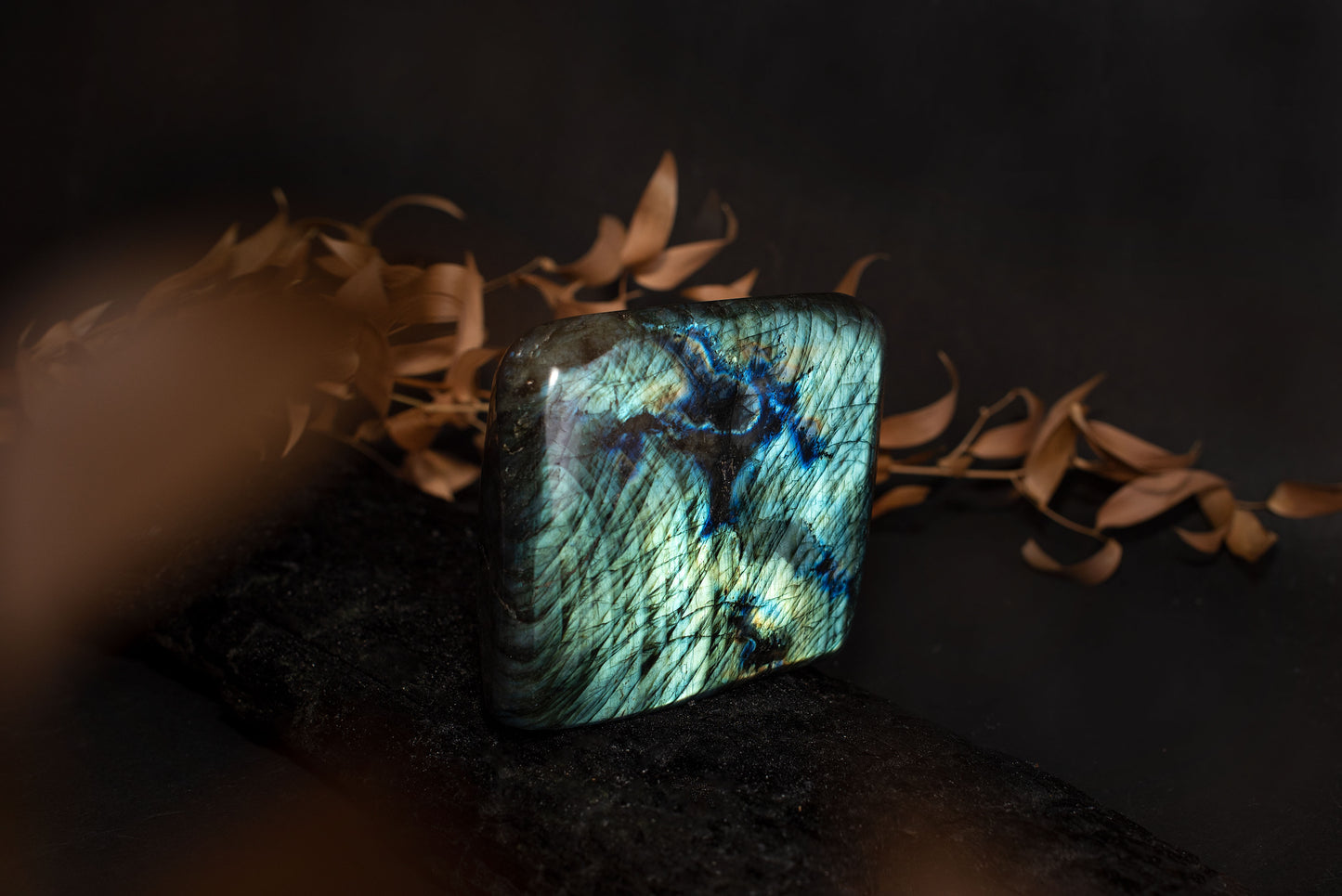 Labradorite – 0.75 - 1.8 kg. - www.Crystals.eu