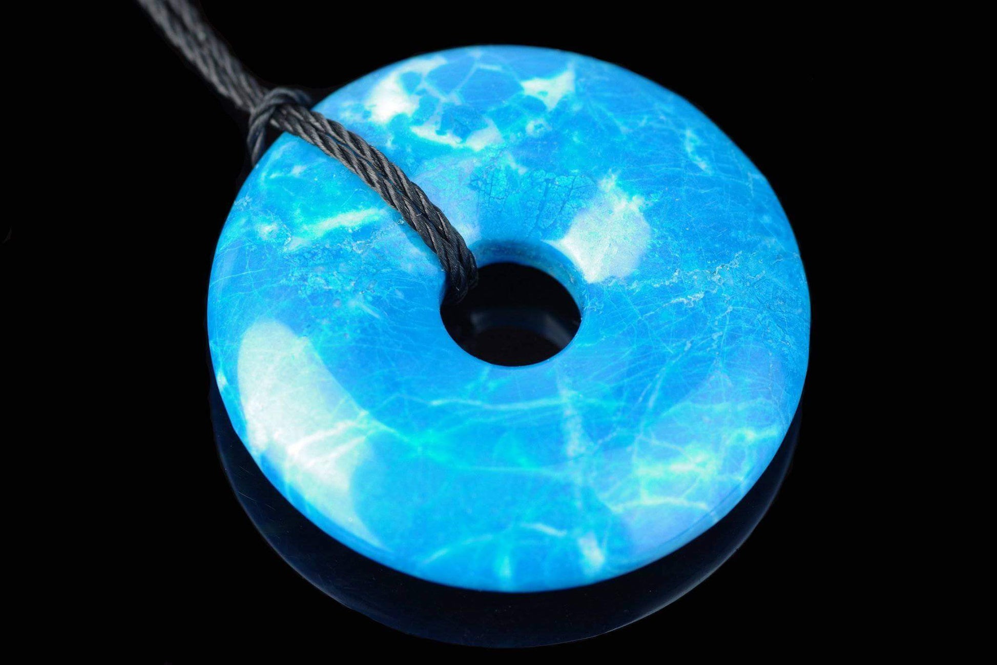 Dyed Howlite pendant – Donut 30mm