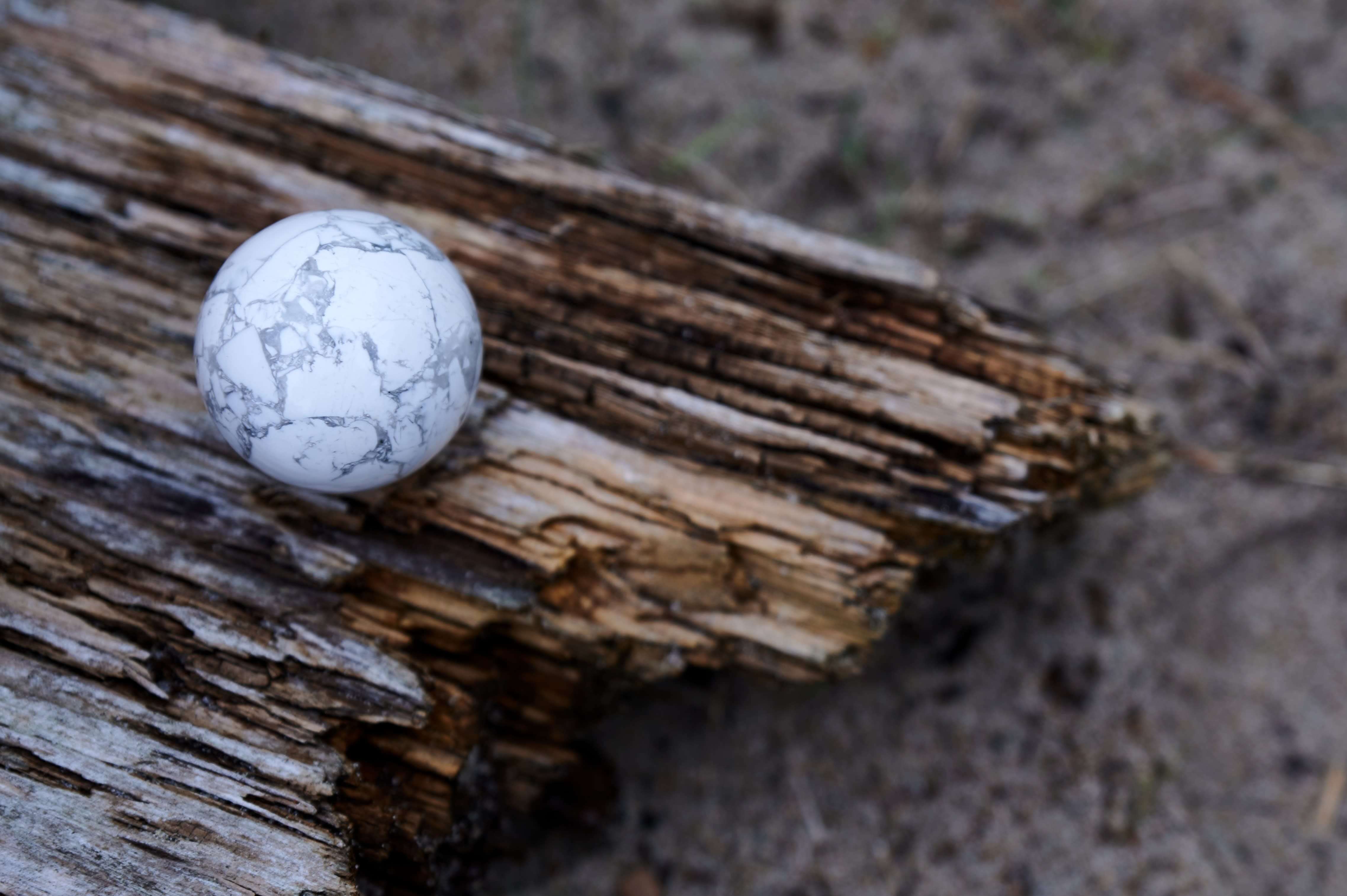 Howlite Sphere 40mm – Radiating Tranquility | crystals.eu – www.Crystals.eu
