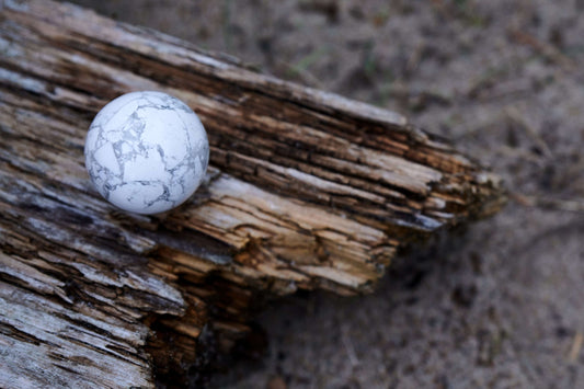 Howlite sphere – 40mm - www.Crystals.eu