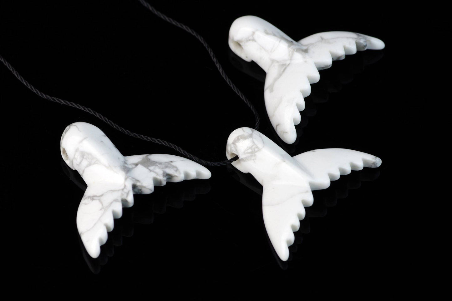 Howlite pendant – Dolphin tail