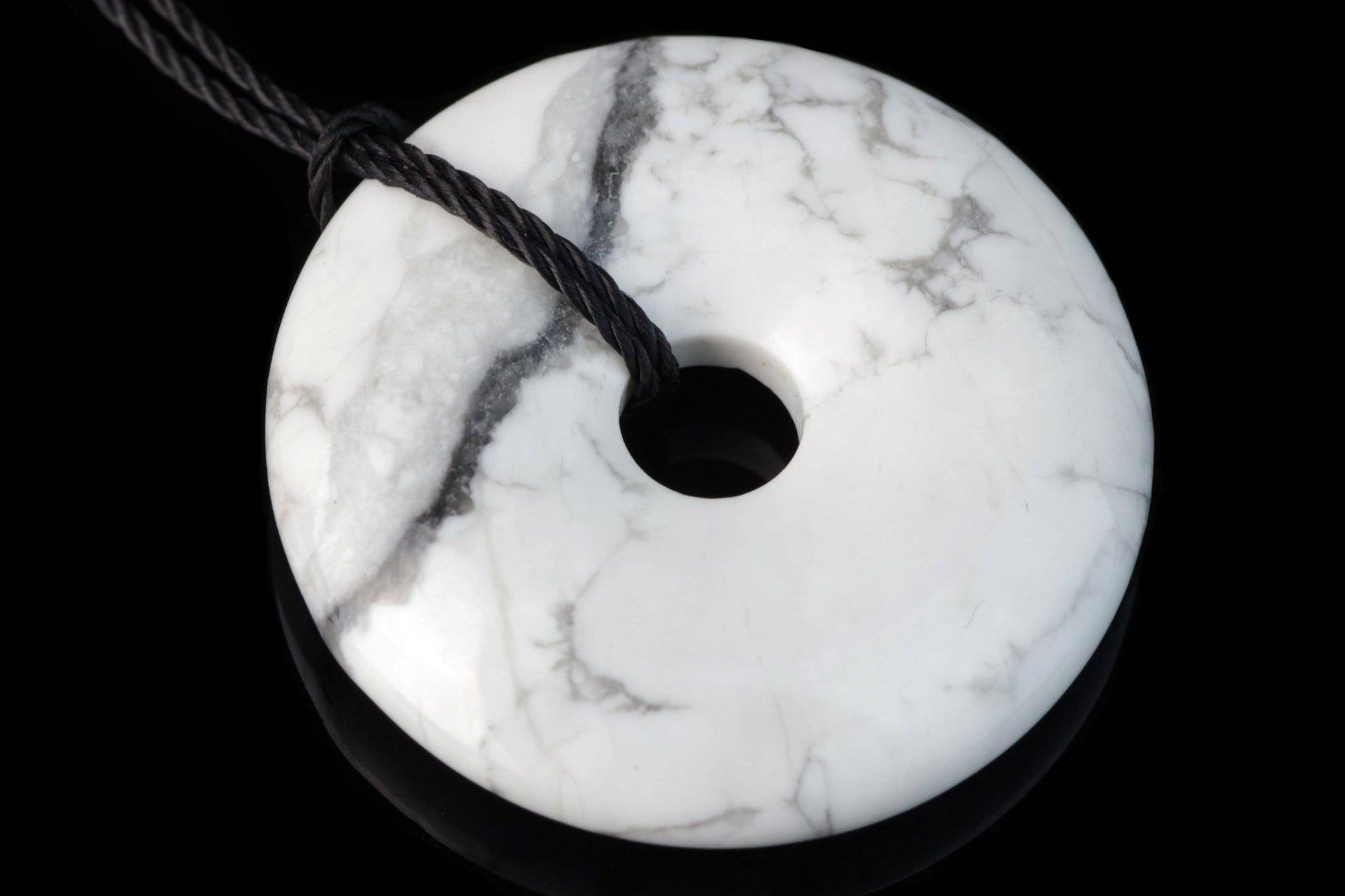 Howlite pendant – Donut 30mm