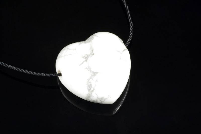 Howlite pendant – Heart