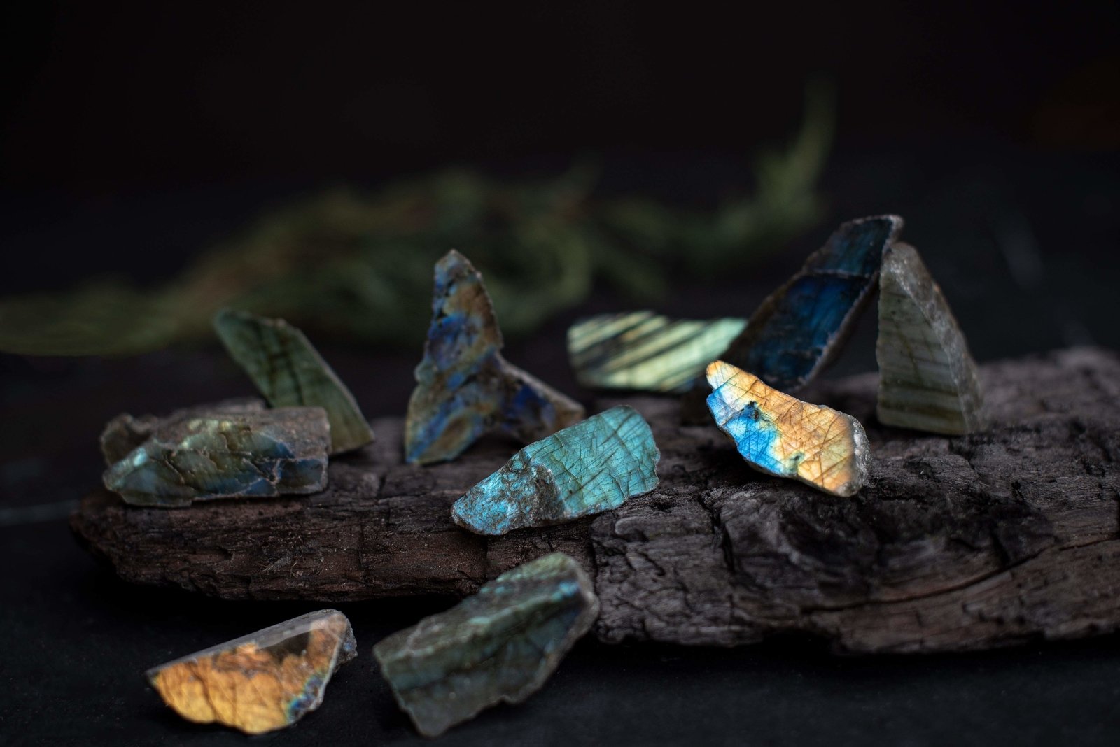 Labradorite raw - Labradorite meaning, crystals shop online – www.Crystals.eu