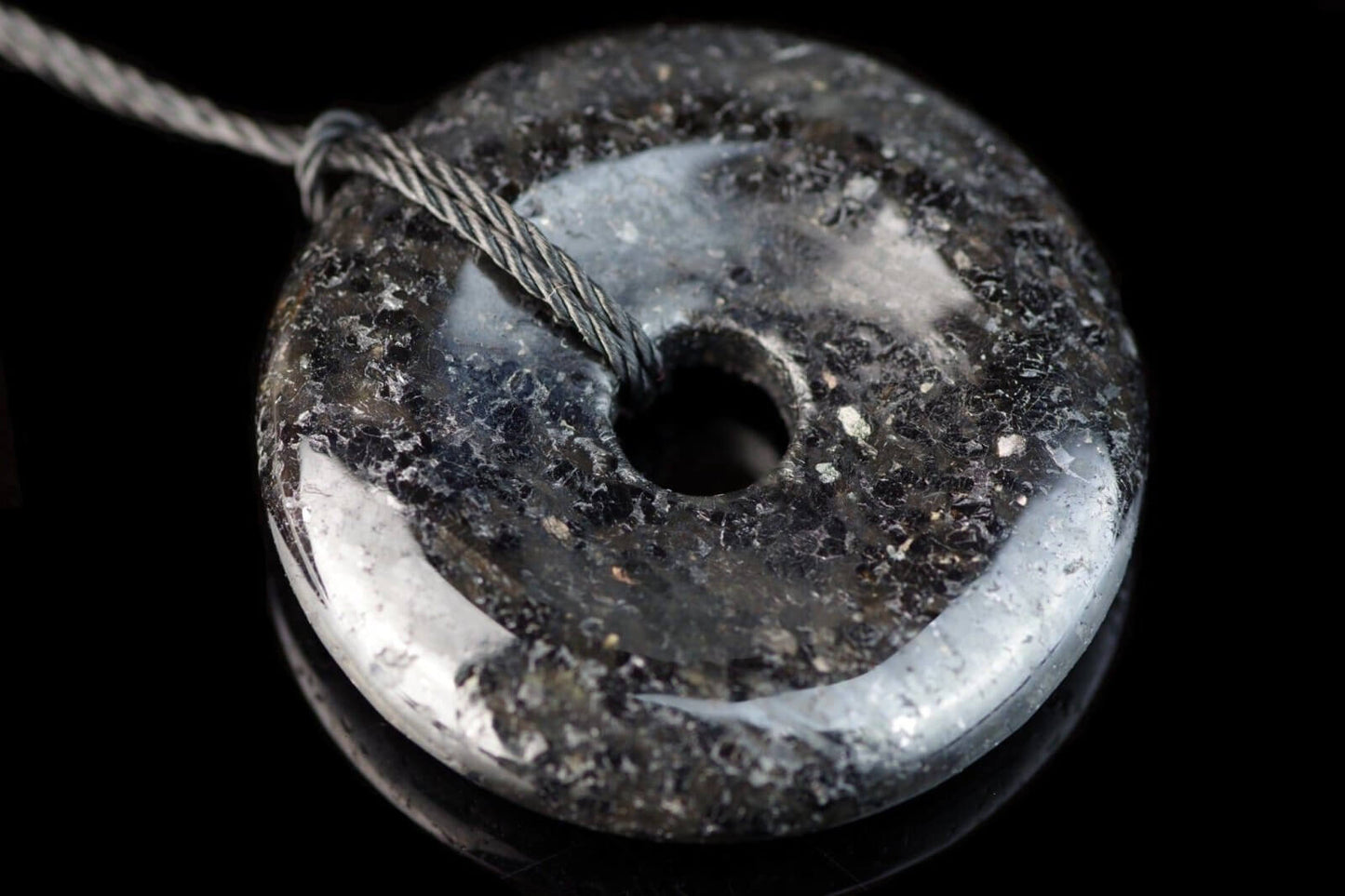 Nuummite pendant – Donut 30mm