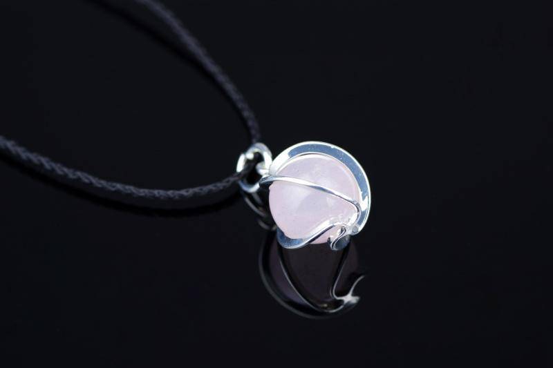 Rose quartz pendant sphere – 10mm