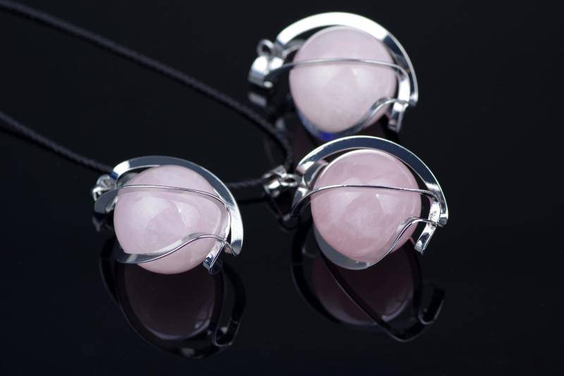 Rose quartz pendant sphere – 20mm