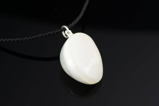 White banded agate pendant – Pebble