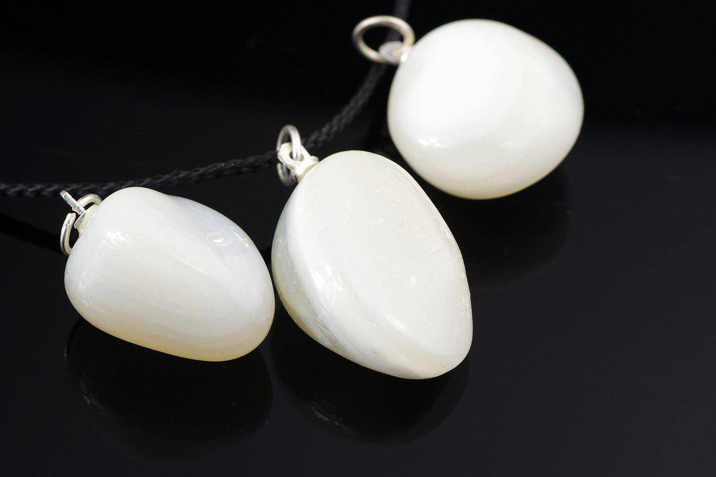 White banded agate pendant – Pebble